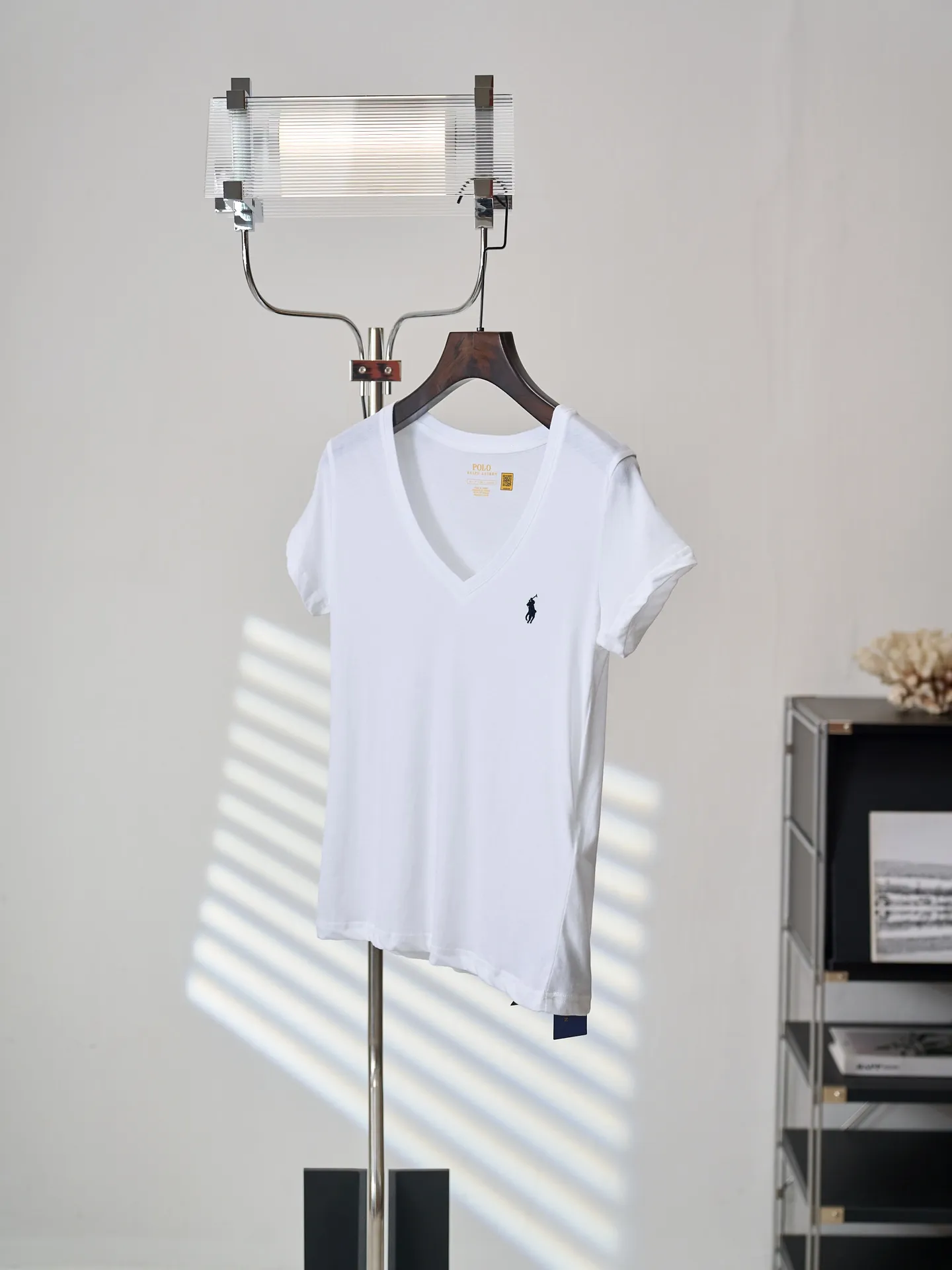 【 】Ralph Lauren/ V （ ） 【In Stock】S M L ， ， 。 White T ， ， ， 。 ， 。V ， ， ， 。 ， 。 1 ， ， 、 。 2. ， ， ， 、 ， 。
